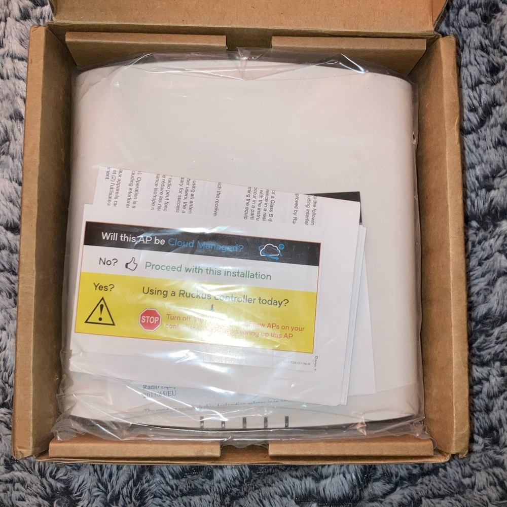 Ruckus R610 AP - Picture 2 of 2